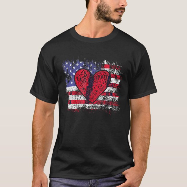 Camiseta Dia de os namorados Americano Flag Red Hearts Us P (Frente)