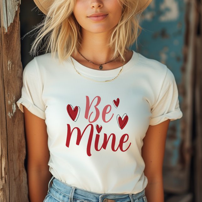 Camiseta Dia de os namorados Ser Meu Coração Vermelho (Elevate your Valentine's style  with our "Be Mine" T-shirt – a chic message that speaks volumes.)