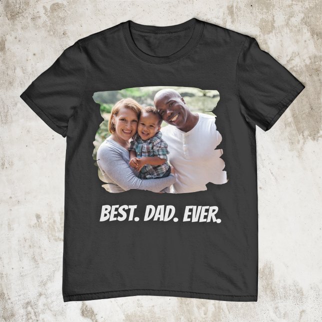 Camiseta Dia de os pais de Fotografias da Família Personali (This T-shirt is a must-have for your dad. It has a custom family photo and a Best Dad Ever message.)