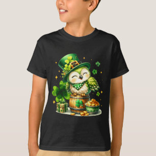 Camiseta Dia de São Patrício animal coruja segurando trevo