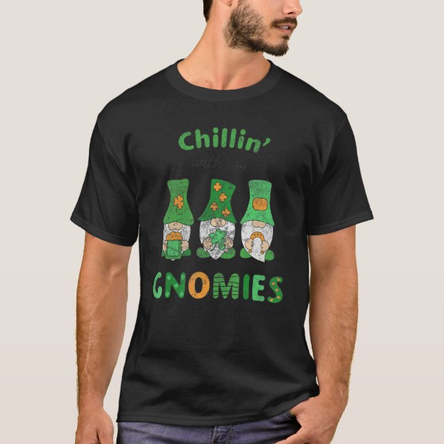 Camiseta Dia de São Patrício Chillin Com Meus Gnomos (Frente)