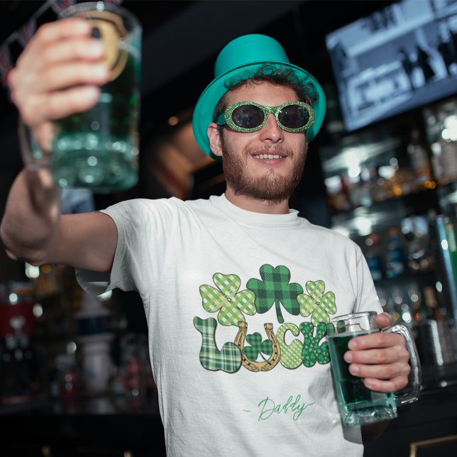 Camiseta Dia de São Patrício de sorte personalizado (Personalized Lucky St Patricks Day men's T-Shirt)