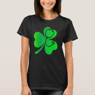 Camiseta Dia de São Patrício Enfermeira Trevo Estetoscópio