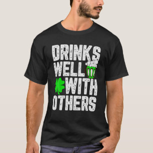 Camiseta Dia de São Patrício Engraçado Bebe Bem Com Outr