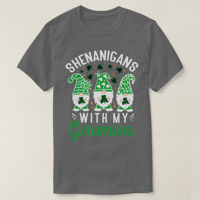 Camiseta Dia de São Patrício Gnome Shamrock shenanigans com (Frente do Design)