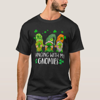 Camiseta Dia de São Patrício Gnomo Verde Andando Com Meu Gn