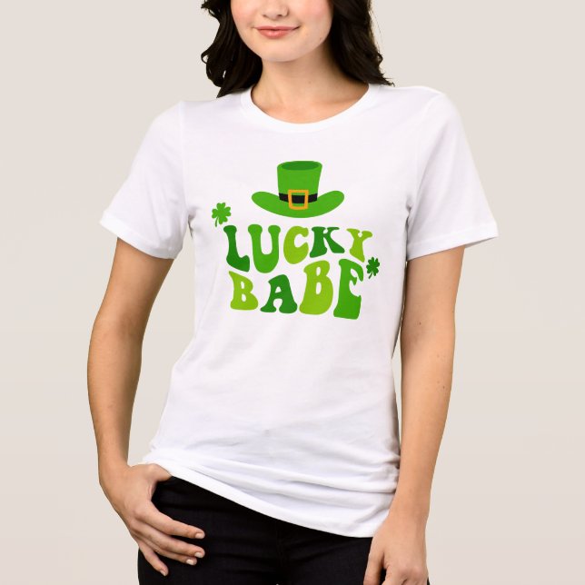 Camiseta Dia de São Patrício Lucky Babe Green Shamrocks Irl (Frente)