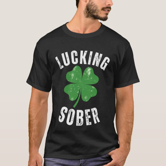 Camiseta Dia de São Patrício Ofensivo do Bebendo Sober Luck (Frente)