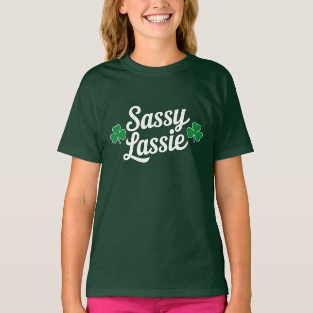 Camiseta Dia de São Patrício Sassy Lassie Funny Irlandês (Frente)