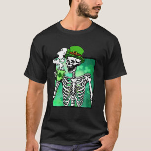 Camiseta Dia de São Patrício Skeleton Bebendo Café Irlan
