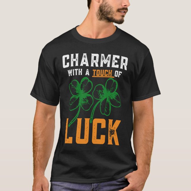 Camiseta Dia de São Patrício Sortuda Charmer Com Um Toque D (Frente)