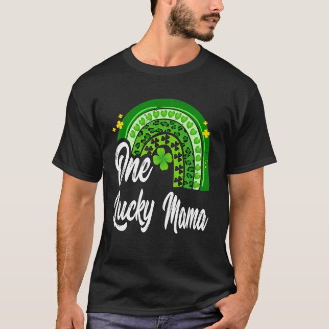 Camiseta Dia de São Patrício Um Lucky Mama Leopard Rainbow (Frente)