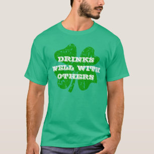 Camiseta Dia de São Patrício Verde   Bebidas bem com outros