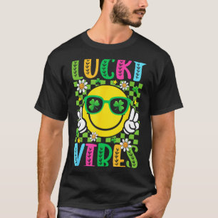 Camiseta Dia de São Patrício vibrações da sorte trevo mulhe