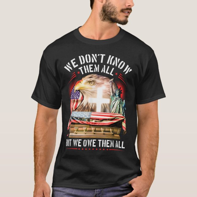 Camiseta Dia Memorial Não os conhecemos todos, mas devemos  (Frente)