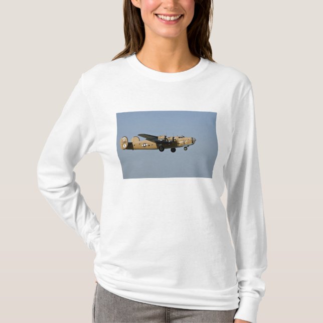 Camiseta Diamond Lil B-24 Bomber, pousando em Oshkosh, (Frente)