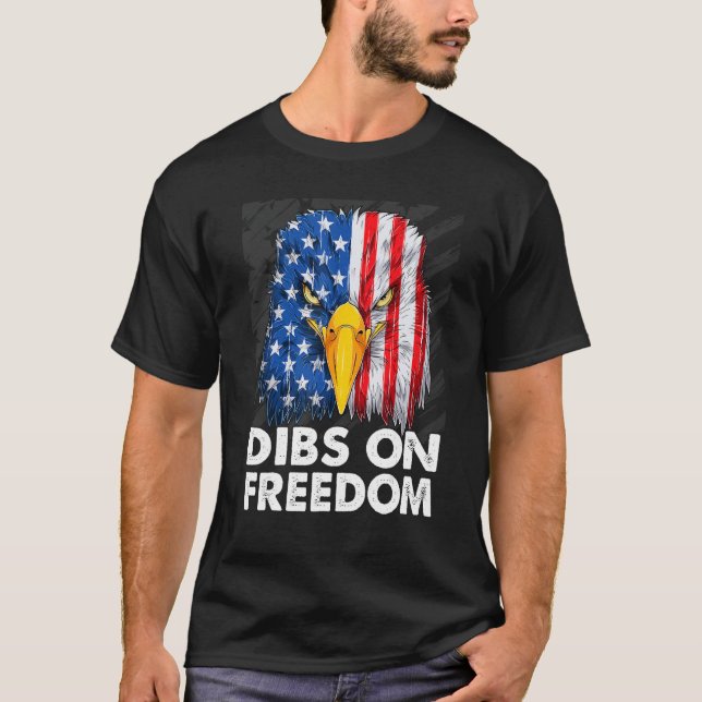 Camiseta Dibs on Freedom 4th of July US Flag Firecrackers (Frente)