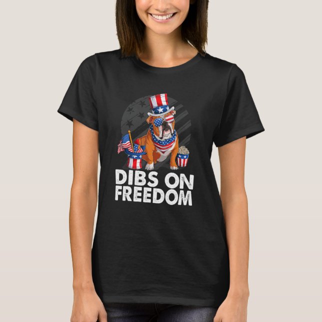 Camiseta Dibs on Freedom Bulldog 4th of July US Flag Firecr (Frente)