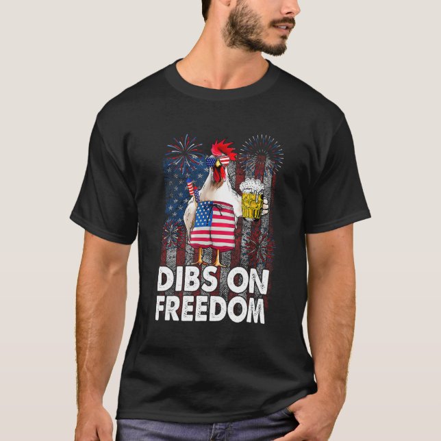 Camiseta Dibs on Freedom Chicken 4th of July US Flag Firecr (Frente)