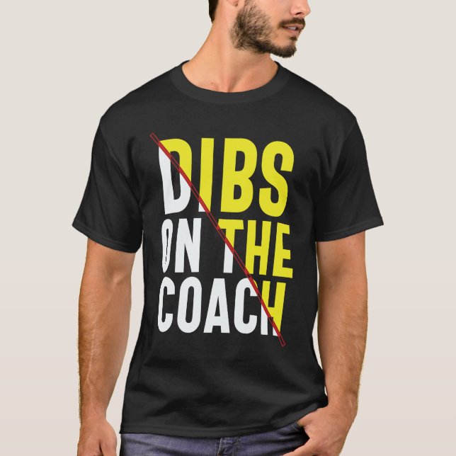 Camiseta Dibs On The Coach Apparel (Frente)
