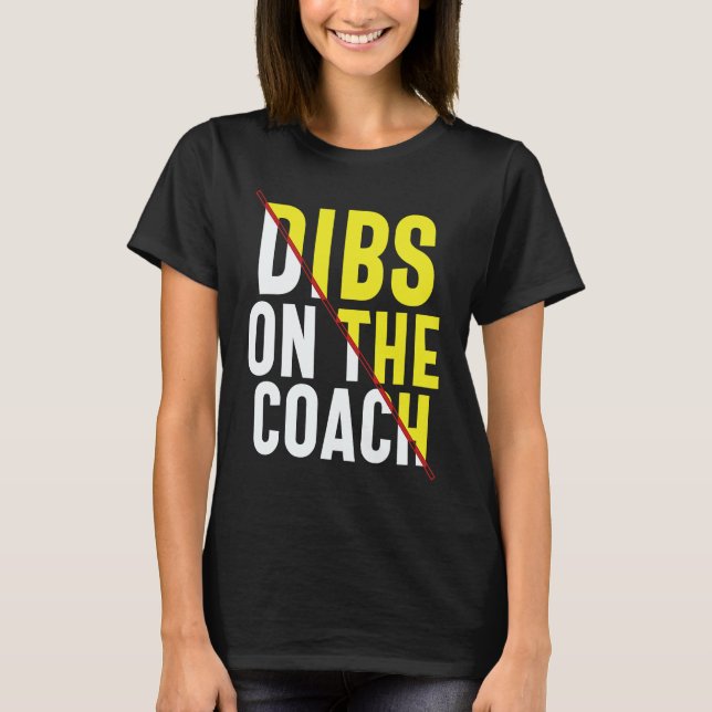 Camiseta Dibs On The Coach Apparel (Frente)