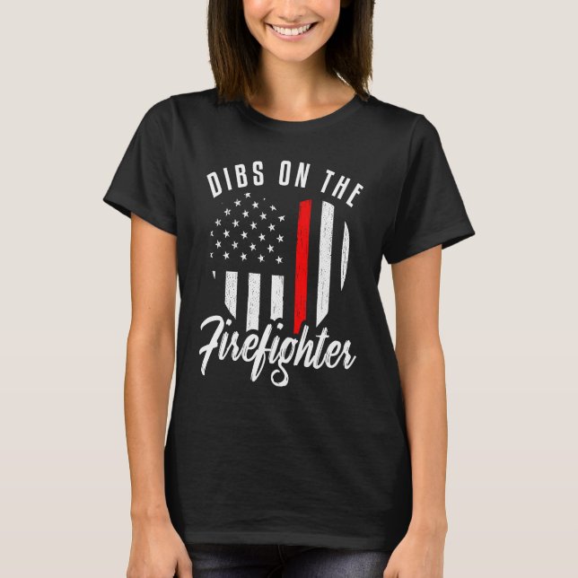 Camiseta Dibs On The Firefighter  Wife Girlfriend Thin Red  (Frente)