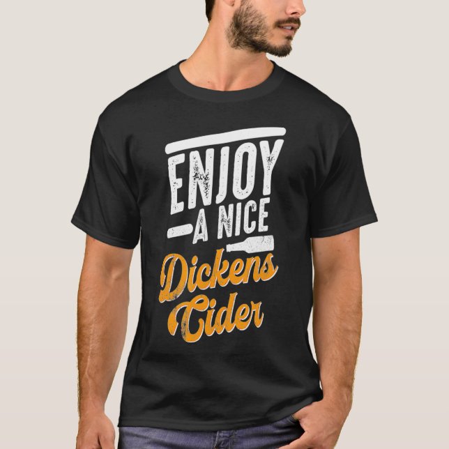 Camiseta Dickens Cider Engraçado Hora do Bebendo (Frente)