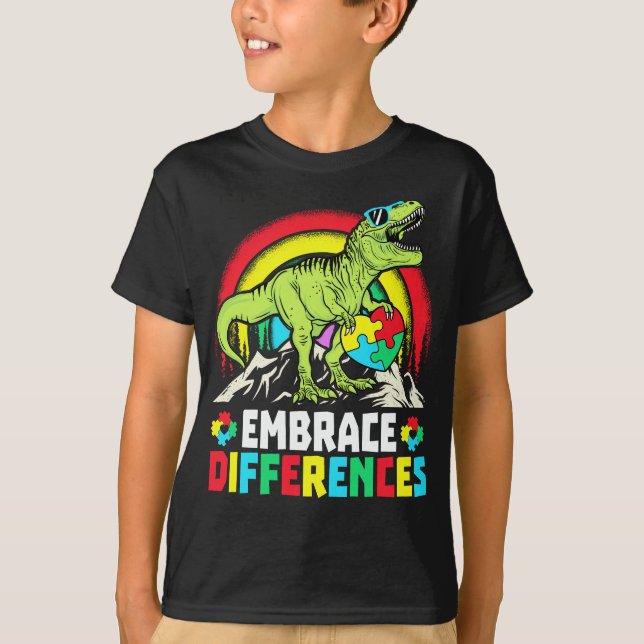 Camiseta Diferenças de Embrace T Rex Dinossaur Autism Aware (Frente)