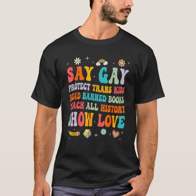Camiseta Diga "Gay Protect Trans Kids" Lendo Livros Banidos (Frente)