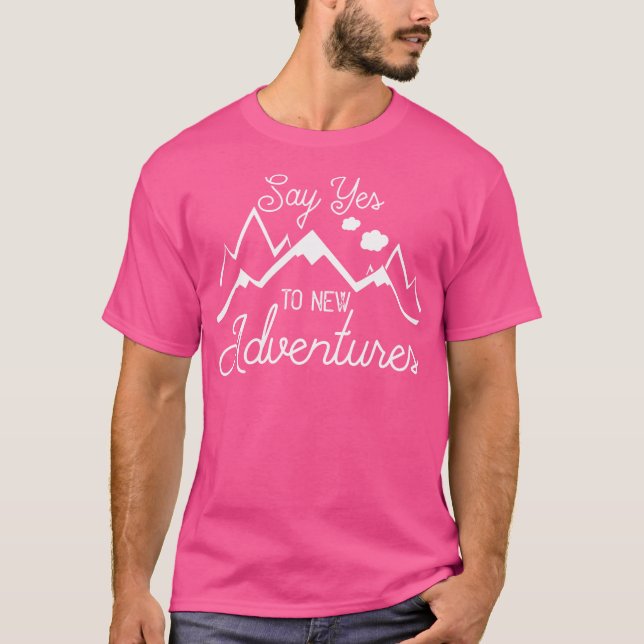 Camiseta Diga Sim Para Novas Aventuras Ataques De Caminho (Frente)