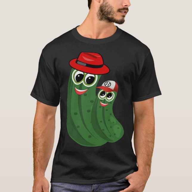 Camiseta Dill Pickle Dad and Son Wearing Hats (Frente)