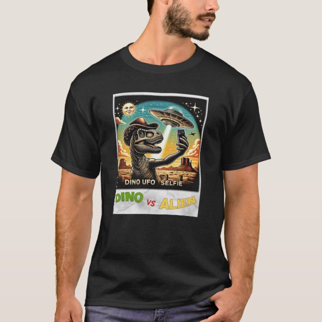 Camiseta Dino UFO Selfie: Dino vs Alienígena (Man Tshirt) # (Frente)