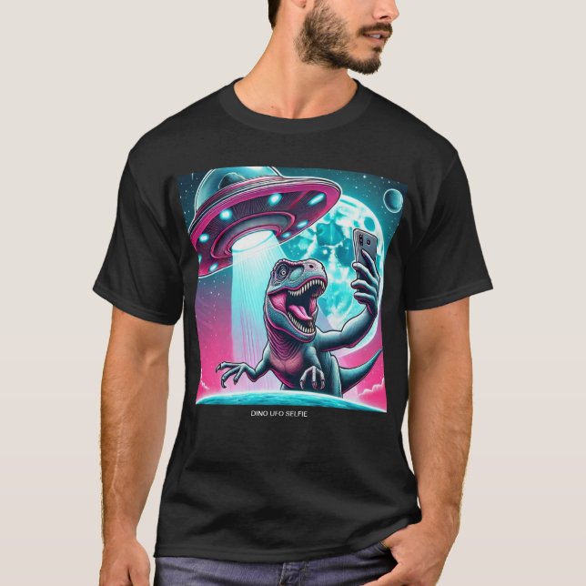 Camiseta Dino UFO Selfie: Encontro de Alienígenas (Man Tshi (Frente)