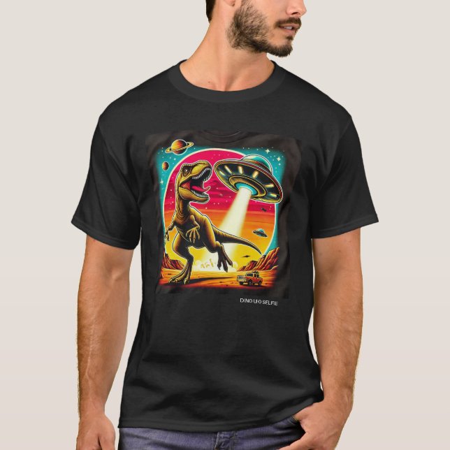 Camiseta Dino UFO Selfie: Encontro de Alienígenas (Man Tshi (Frente)