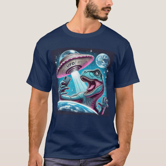 Camiseta Dino UFO Selfie: Encontro de Alienígenas (Man Tshi (Frente)