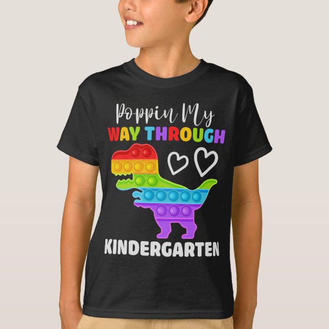 Camiseta Dinosaur Poppin My Way Through Kindergarten (Frente)