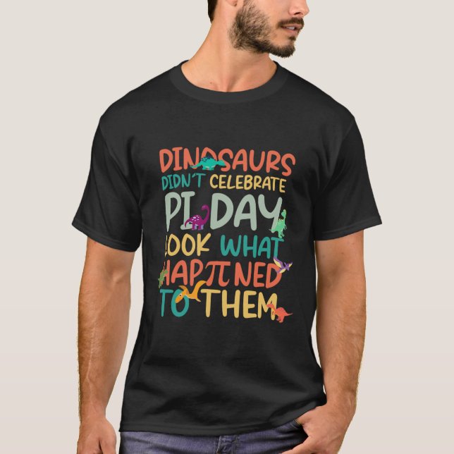 Camiseta Dinosaurs Didnt Celebrate Pi Day Funny Math Teache (Frente)