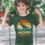 Camiseta Dinossaur Birthday Boy Incrível Desde o Nascimento<br><div class="desc">Seu garotinho ou garota ama dinossauros? Esta camisa personalizada é perfeita! Há um grande dino T-Rex dizendo RAWR sobre um fundo angustiado do arco-íris. Todo o texto é editável e atualmente diz Incrível desde 2015 e o nome do jovem. Substitua o nome do seu filho e o ano de nascimento...</div>