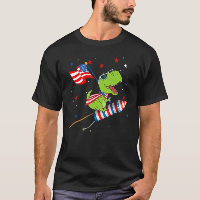Camiseta Dinossauro A Andar A Fogos De Artifício Engraçado  (Frente)
