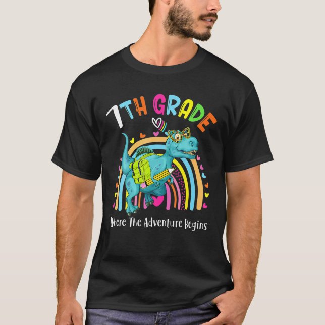 Camiseta Dinossauro Arco-Íris Sétimo Grau Onde Aventura (Frente)