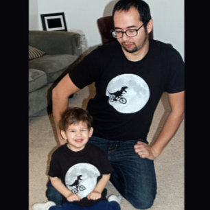 Camiseta Dinossauro em bicicleta no céu com lua