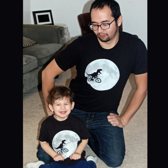 Camiseta Dinossauro em bicicleta no céu com lua (Criador carregado)