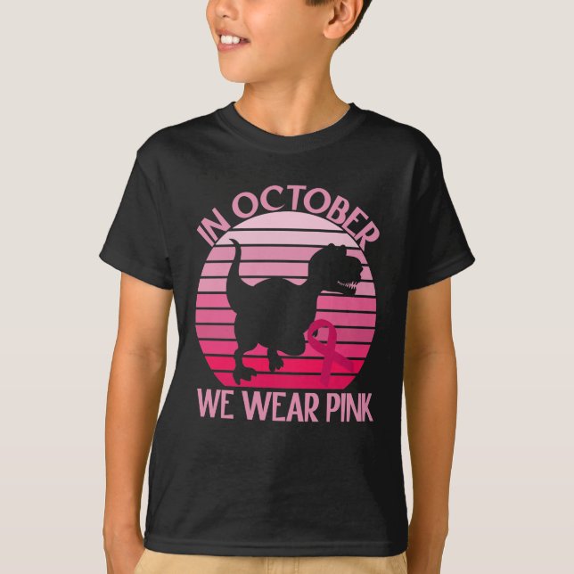 Camiseta Dinossauro Em Outubro Vestimos Cancer Rosa (Frente)