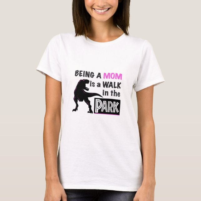 Camiseta Dinossauro Engraçado Ser mãe é caminhada no parque (Frente)