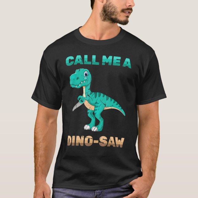 Camiseta Dinossauro - Me Chame De Dino-Saw - Carpinteiro -  (Frente)
