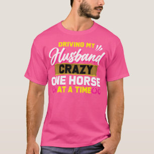 Camiseta Dirigindo Meu Marido Um Cavalo Louco De Cada Vez