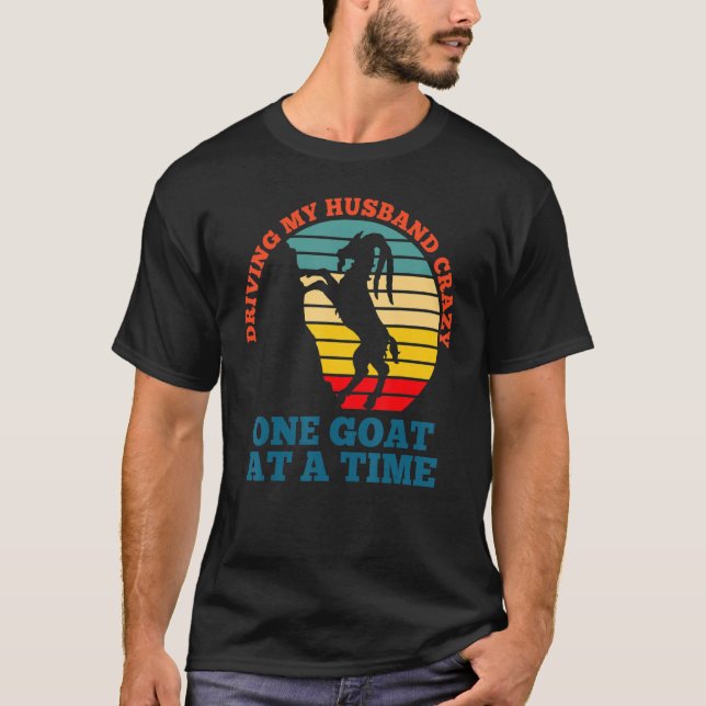 Camiseta Dirigindo meu marido uma cabra louca de cada vez (Frente)