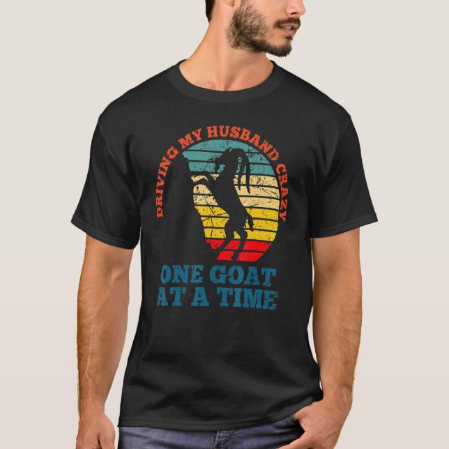 Camiseta Dirigindo meu marido uma cabra louca de cada vez (Frente)