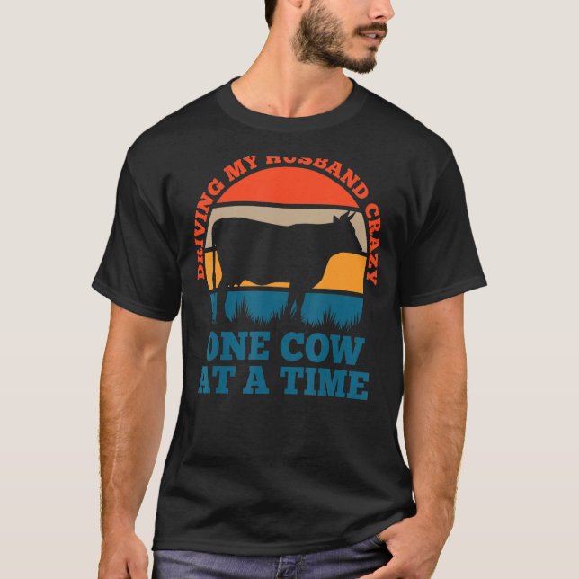 Camiseta Dirigindo meu marido uma vaca louca de cada vez (Frente)