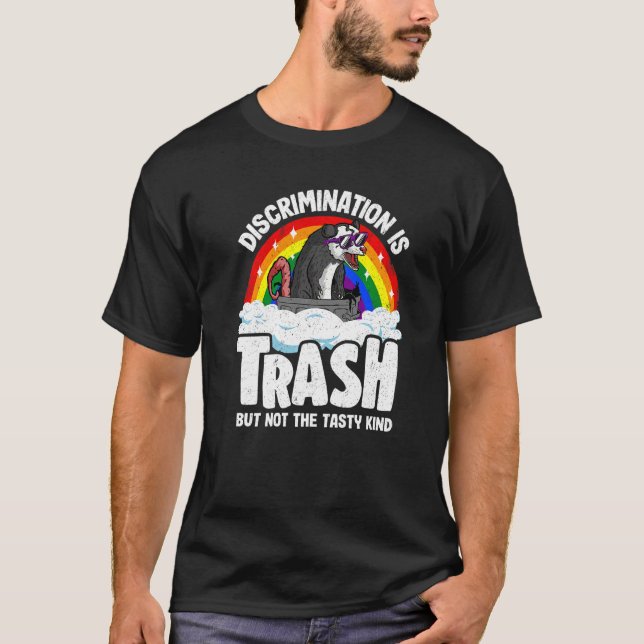 Camiseta Discrimination Is Trash Opossum Rainbow Flag Gay P (Frente)